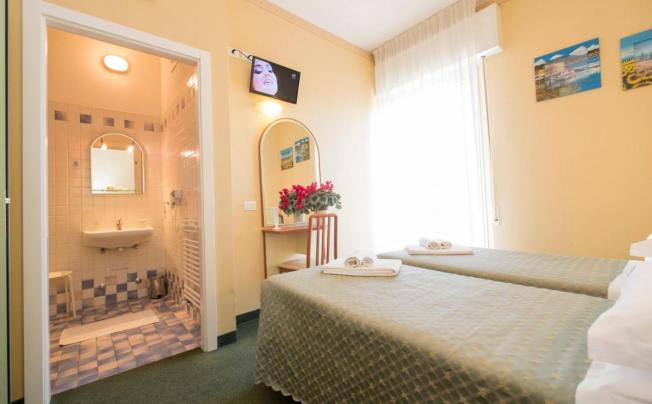 Фото отеля Crosal Hotel