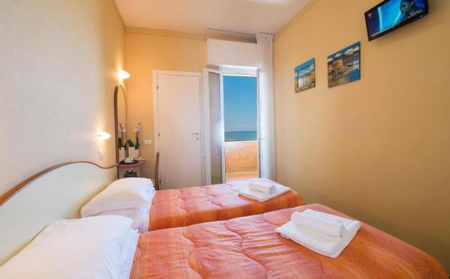 Фото отеля Crosal Hotel