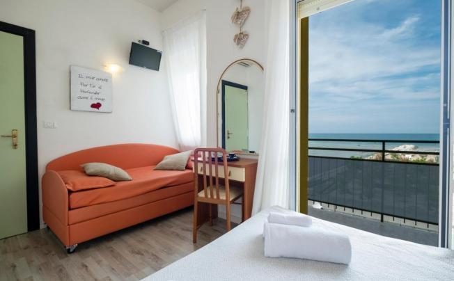 Фото отеля Crosal Hotel