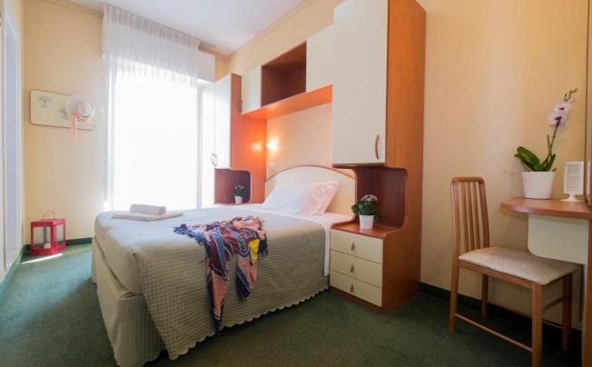 Фото отеля Crosal Hotel