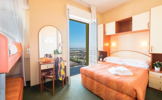 Фото отеля Crosal Hotel