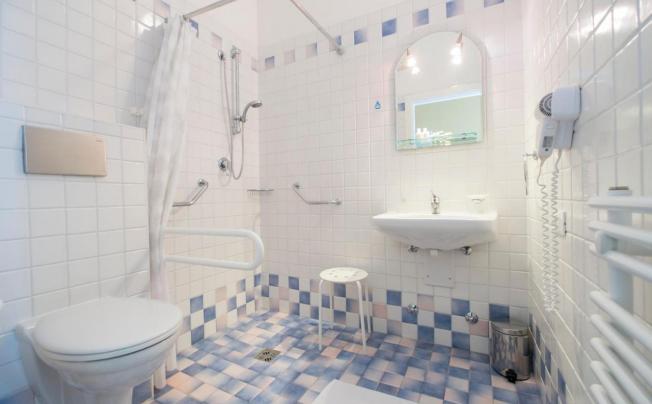 Фото отеля Crosal Hotel