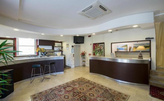 Фото отеля Crosal Hotel