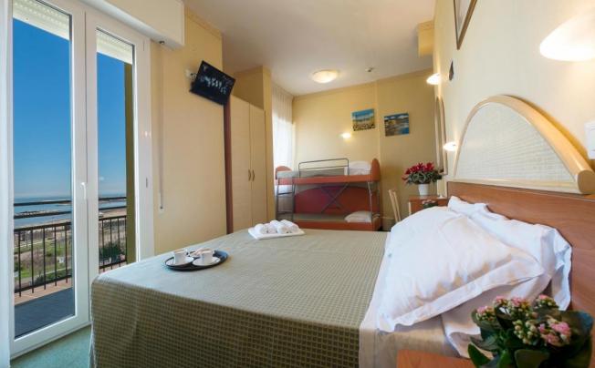Фото отеля Crosal Hotel