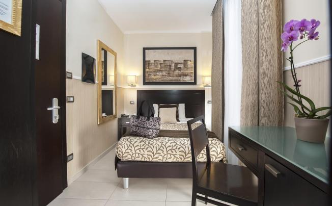 Фото отеля Yes Hotel