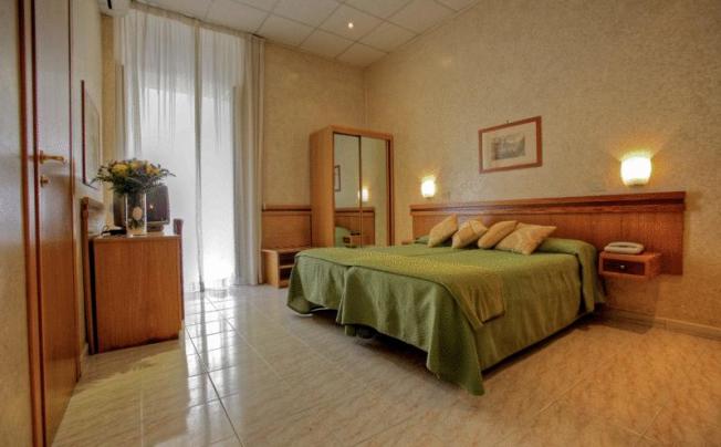 Фото отеля Embassy hotel