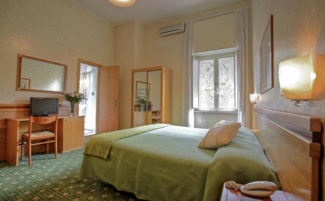 Фото отеля Embassy hotel