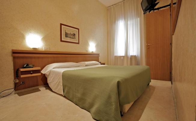 Фото отеля Embassy hotel