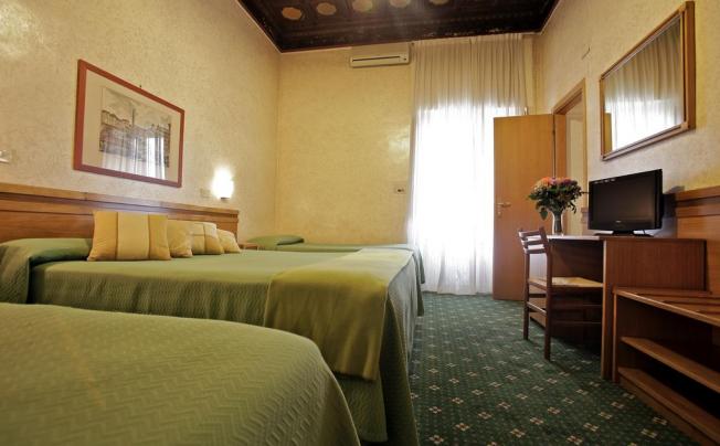 Фото отеля Embassy hotel
