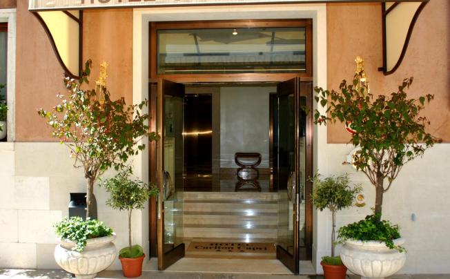 Фото отеля Carlton Capri Hotel