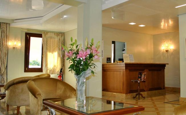 Фото отеля Carlton Capri Hotel