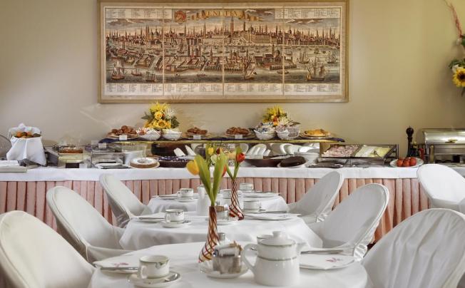 Фото отеля Amadeus Hotel