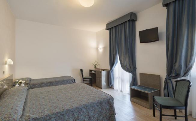 Фото отеля Garibaldi Hotel