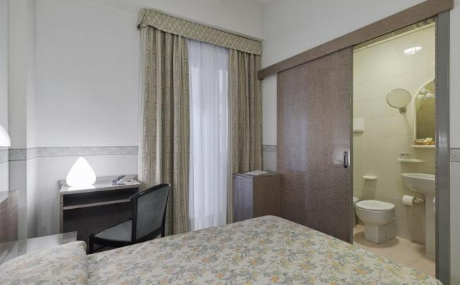 Фото отеля Garibaldi Hotel