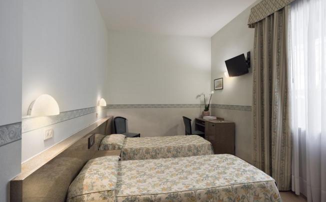 Фото отеля Garibaldi Hotel
