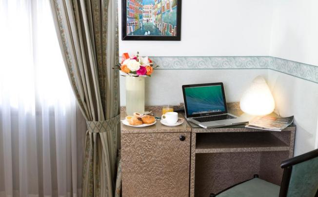 Фото отеля Garibaldi Hotel