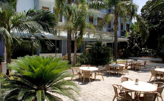 Фото отеля Caravel Hotel