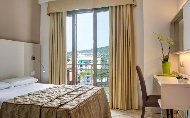Фото отеля Caravel Hotel