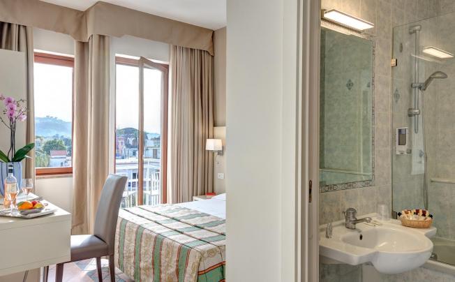 Фото отеля Caravel Hotel