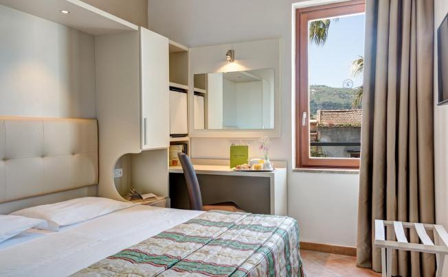 Фото отеля Caravel Hotel