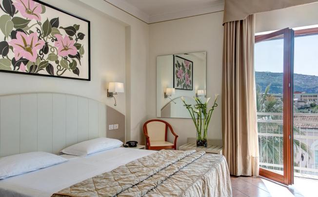 Фото отеля Caravel Hotel