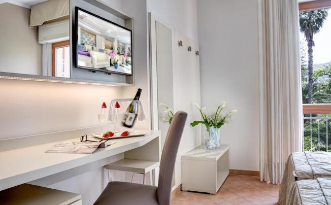 Фото отеля Caravel Hotel