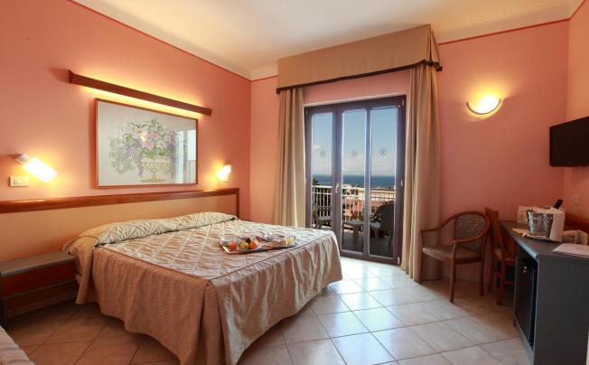 Фото отеля Caravel Hotel