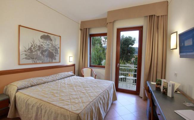 Фото отеля Caravel Hotel