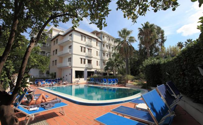 Фото отеля Caravel Hotel