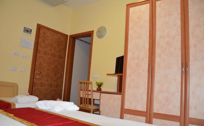Фото отеля Carolin Hotel