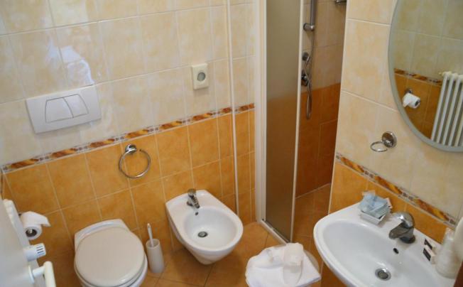 Фото отеля Carolin Hotel