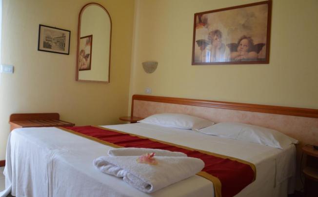 Фото отеля Carolin Hotel