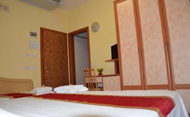 Фото отеля Carolin Hotel