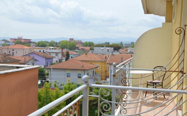 Фото отеля Carolin Hotel
