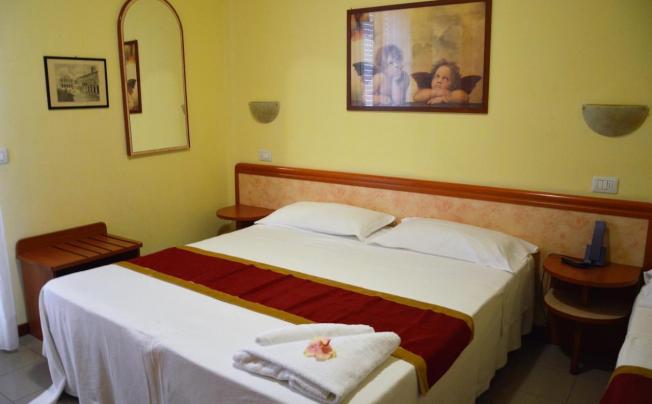 Фото отеля Carolin Hotel