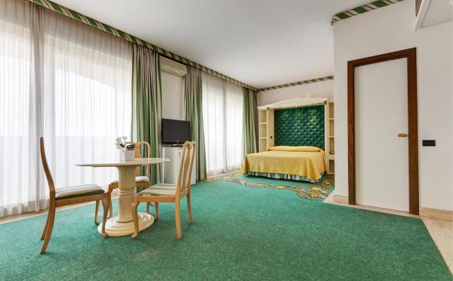 Фото отеля Aris Garden Hotel