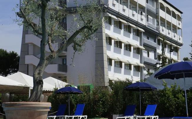 Фото отеля Aris Garden Hotel
