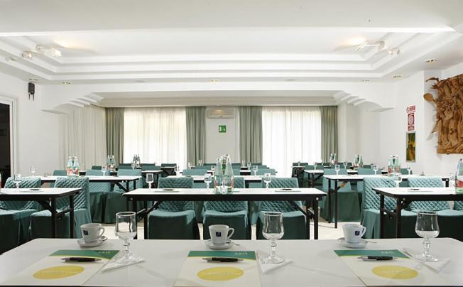Фото отеля Aris Garden Hotel