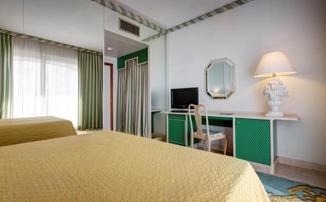 Фото отеля Aris Garden Hotel
