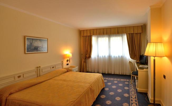 Фото отеля Savoy Palace