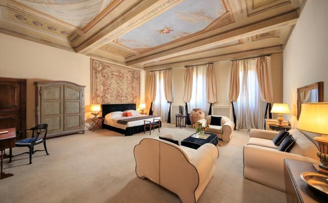 Фото отеля The J&J Hotel