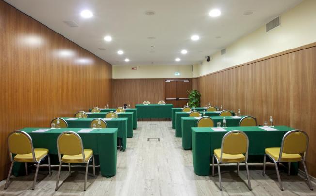 Фото отеля Holiday Inn Cagliari