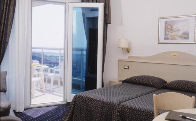 Фото отеля Caravelle Hotel
