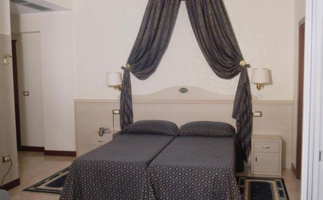 Фото отеля Caravelle Hotel