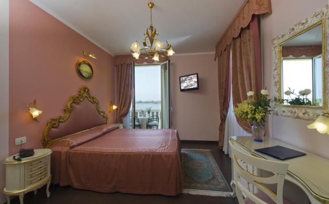 Фото отеля Viktoria Palace Hotel