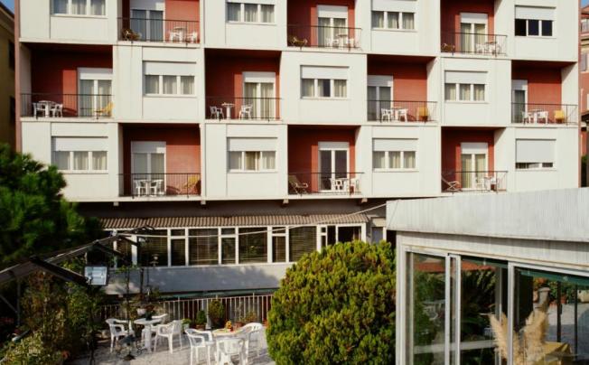 Фото отеля Robinia Hotel