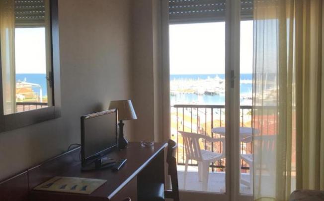 Фото отеля Robinia Hotel