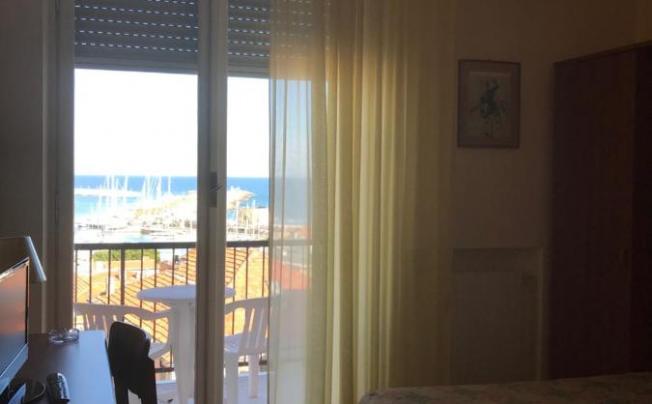 Фото отеля Robinia Hotel