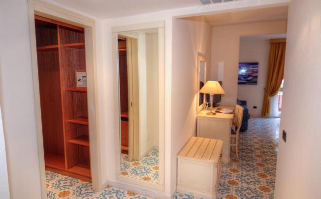 Фото отеля HERMITAGE HOTEL