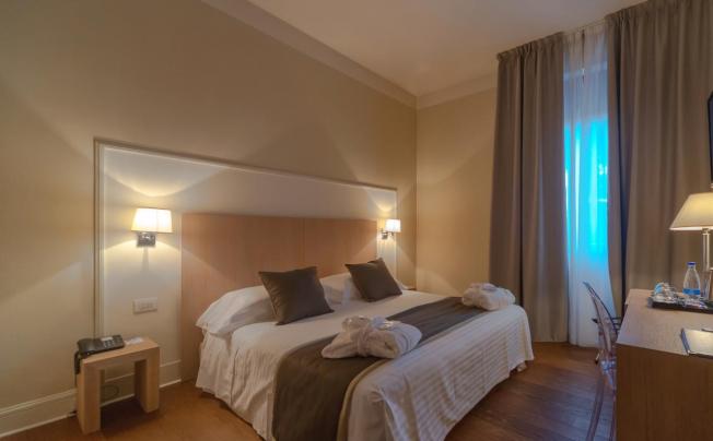 Фото отеля De La Ville Hotel